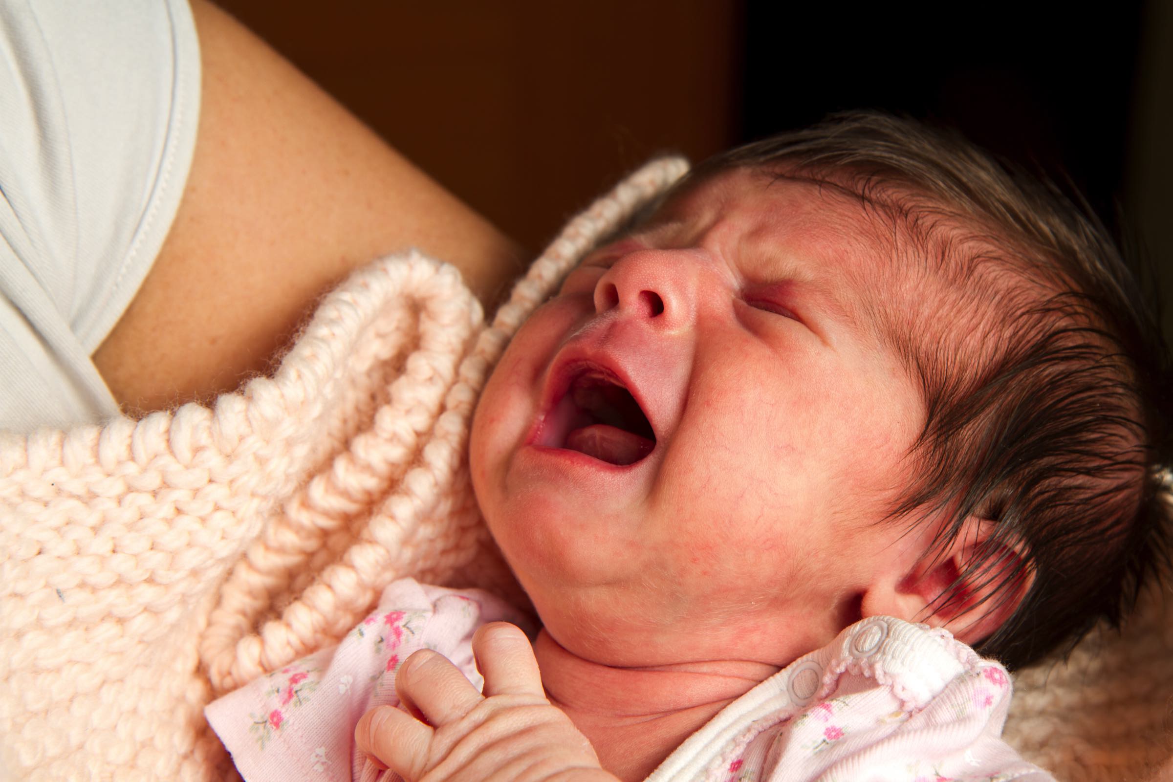 Беспокойства новорожденного. Новорожденный плачет. Новорожденный кричит. Грудной ребенок. Орущий младенец.